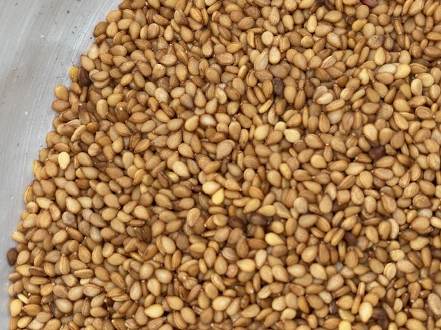 国産ごまをふりかけた料理例 香ばしい風味