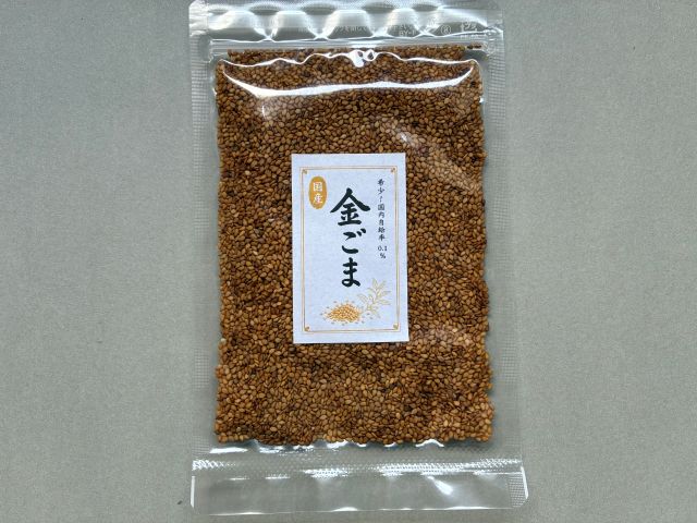 国産 金ごま 粒のアップ