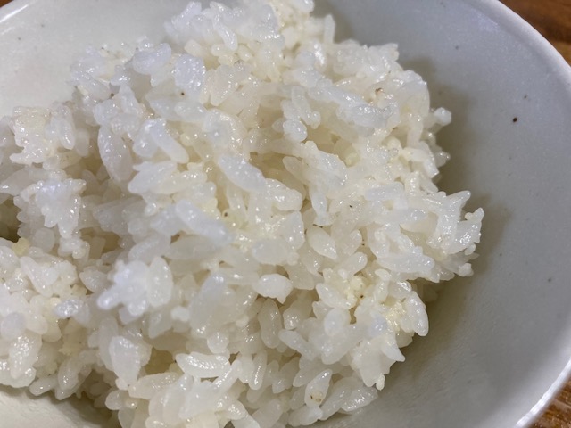 ひえ（半もちひえ）炊き上がり 白米と同系色で自然な仕上がり