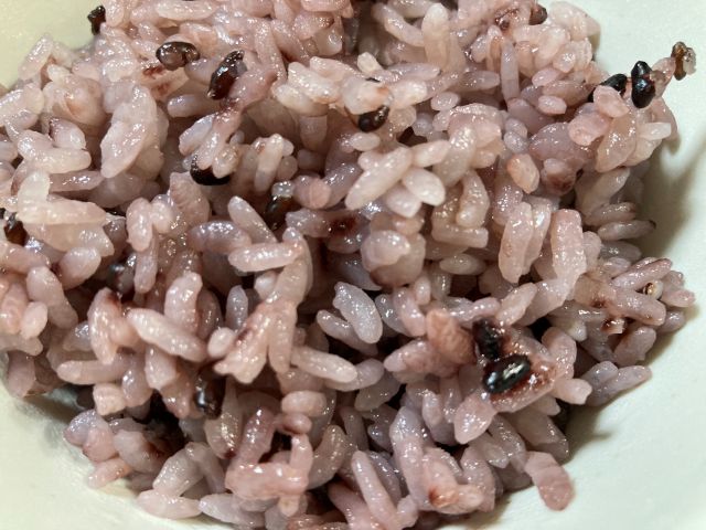 黒米（古代米）炊き上がり 美しい紫色