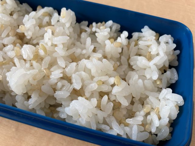 緑米（古代米）炊き上がり やわらかい緑色