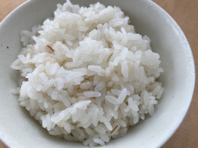 白もち麦・紫もち麦ブレンドを20%入れて炊飯した麦ごはん